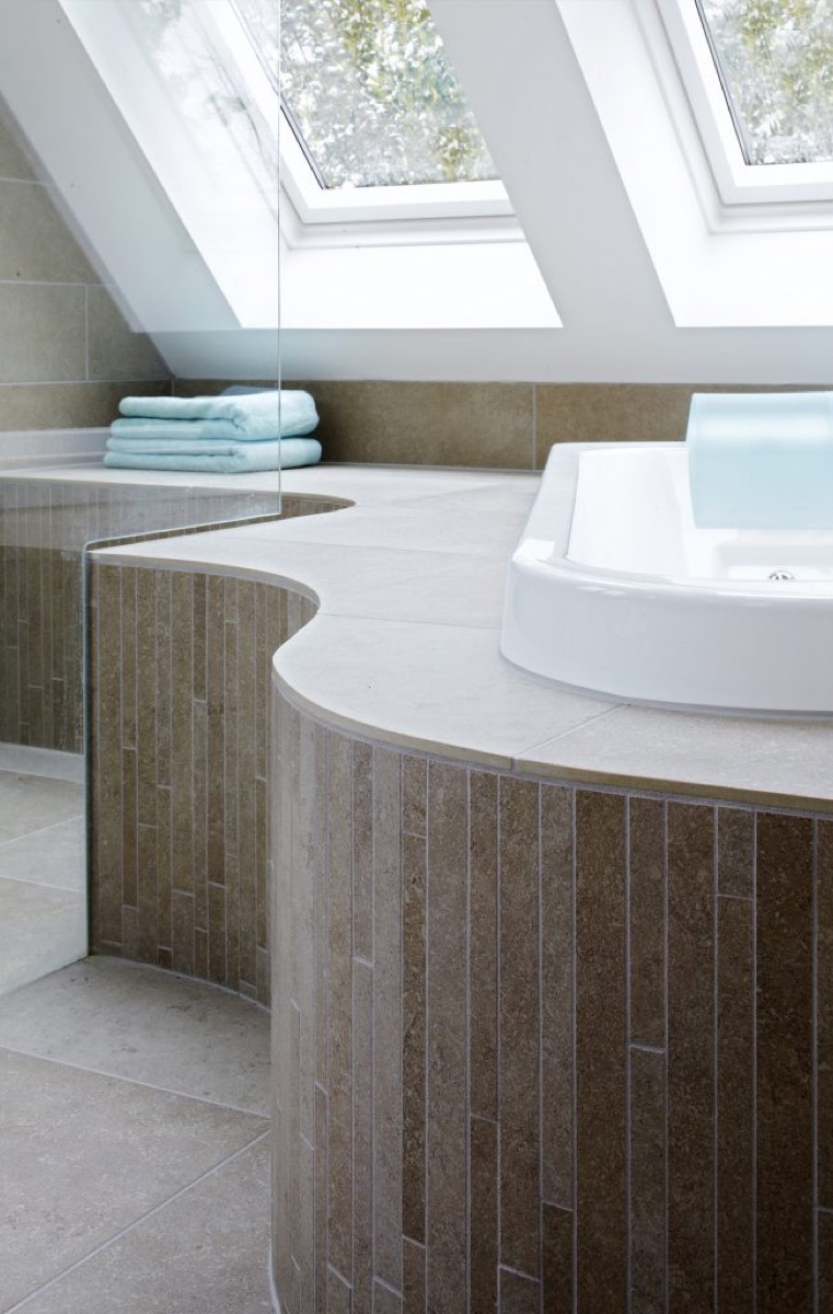 sten-med-bloede-former-2