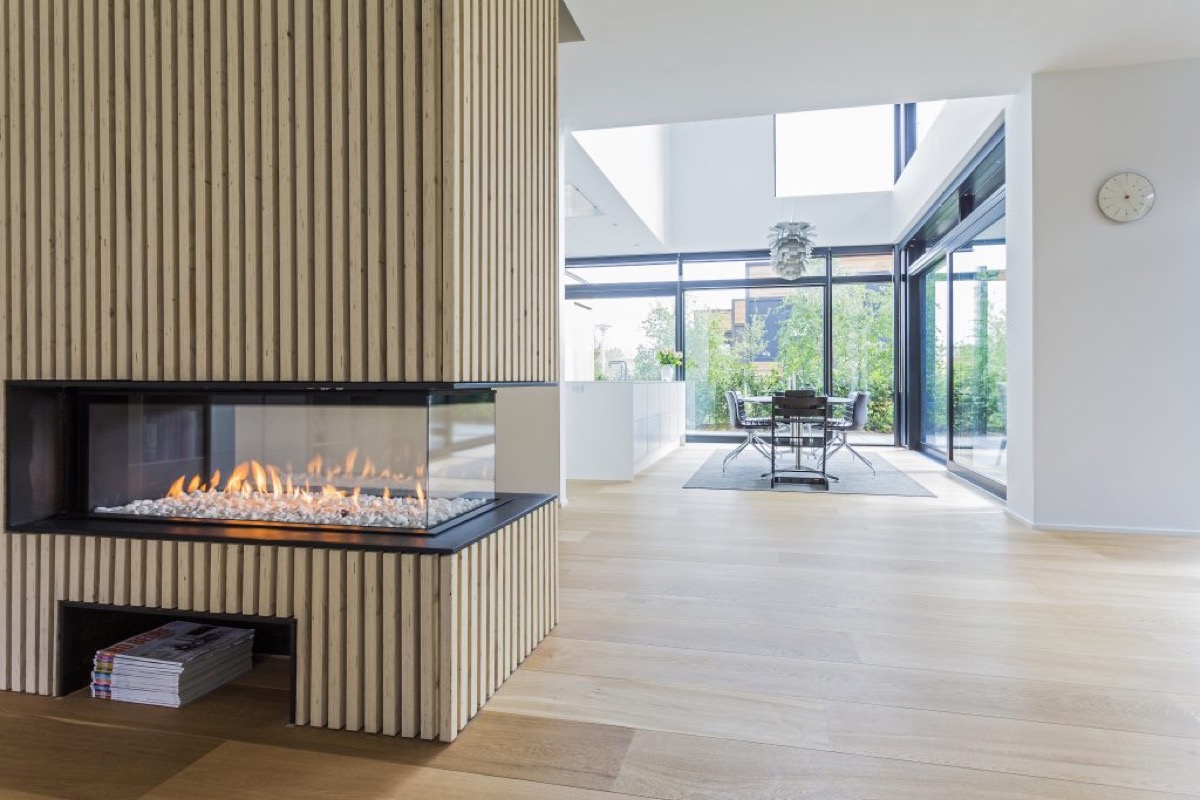 lamelvaeg-og-gennemsigtig-pejs