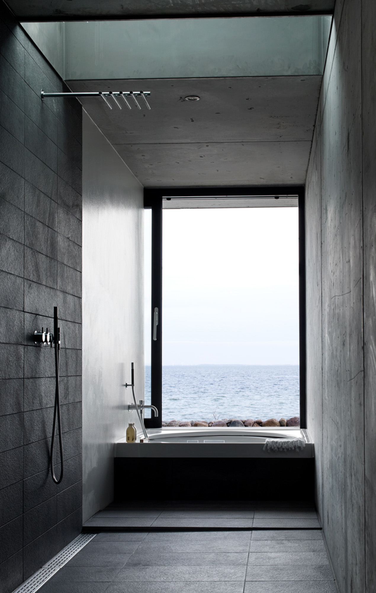 6-moerkt-og-nordisk-med-havudsigt